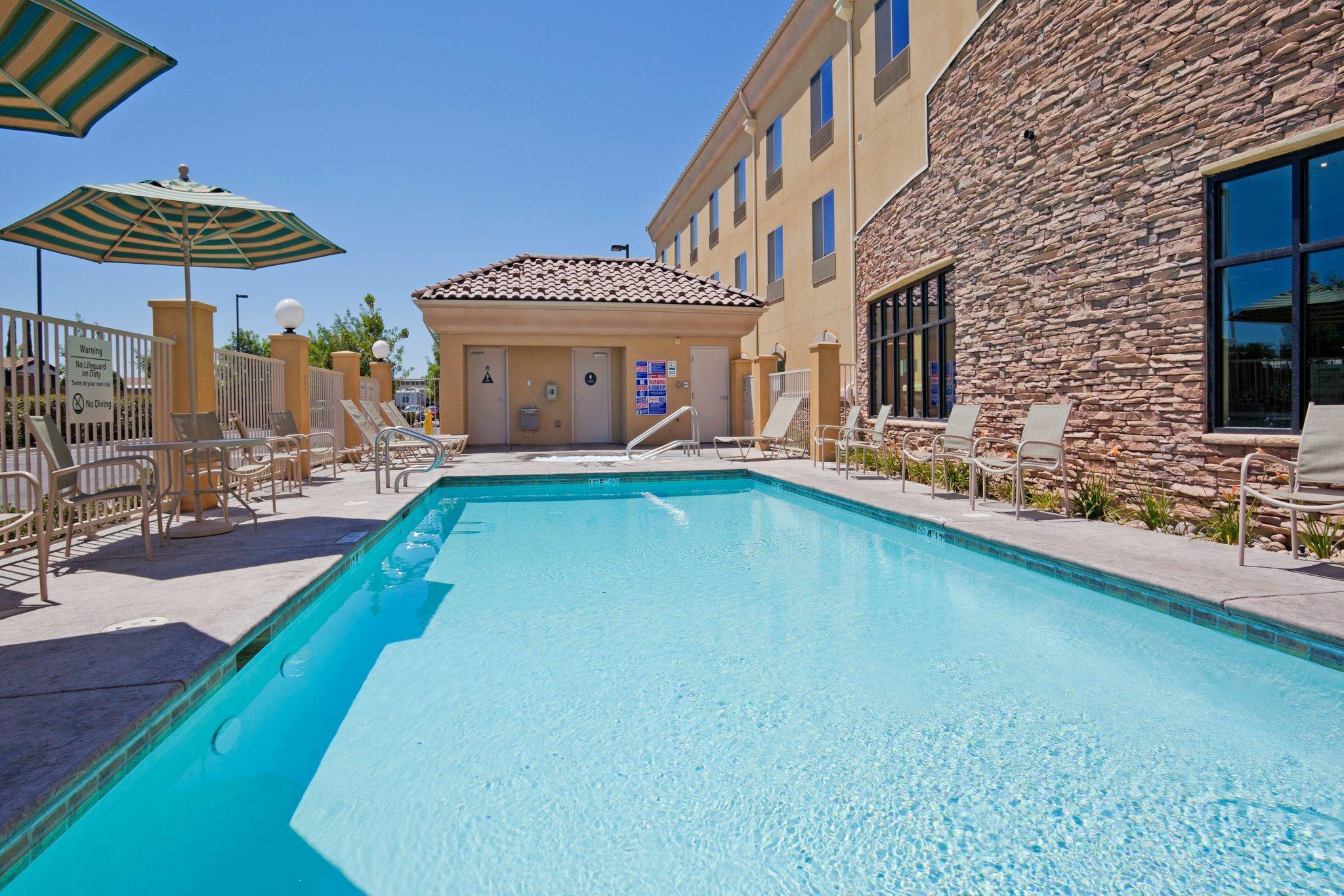 Holiday Inn Express & Suites Clovis Fresno Area By Ihg Exterior foto